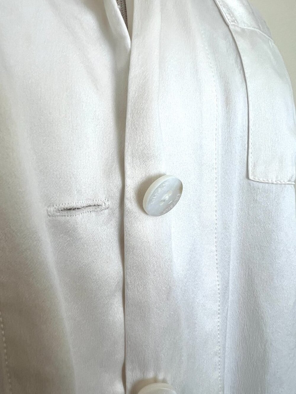 Lilysilk - Women's Silk Sleep Top - Ivory Shirt - Size Medium - Mulberry Silk - Picture 5 of 12